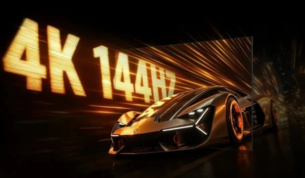 Voiture de sport illustrant la fluidité 4K 144Hz du TCL 85C8L pour le jeu vidéo et l'image rapide