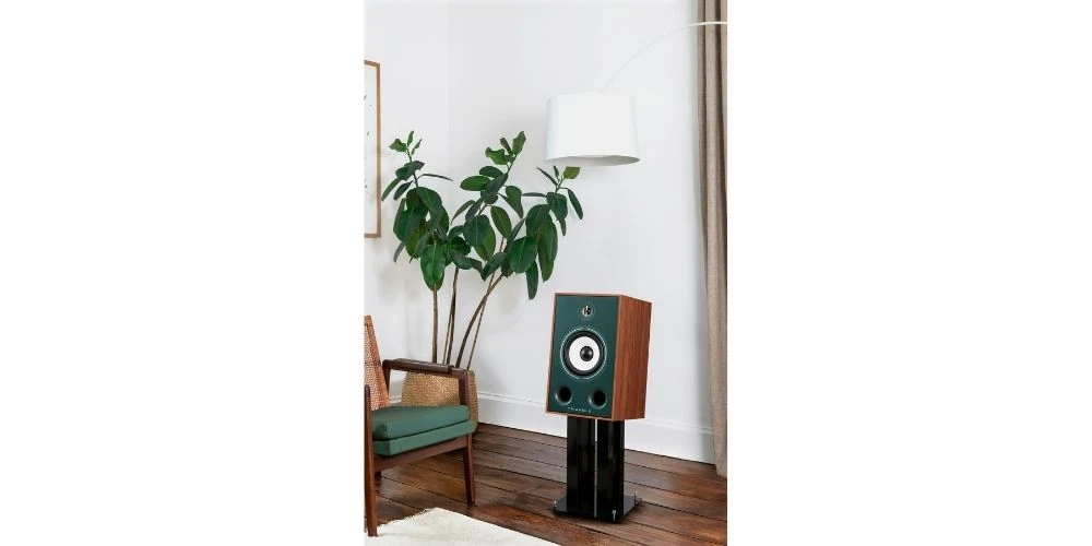 Triangle Borea BR05 Vert sur pied S03 près d'une plante verte et d'un lampadaire, vue salon