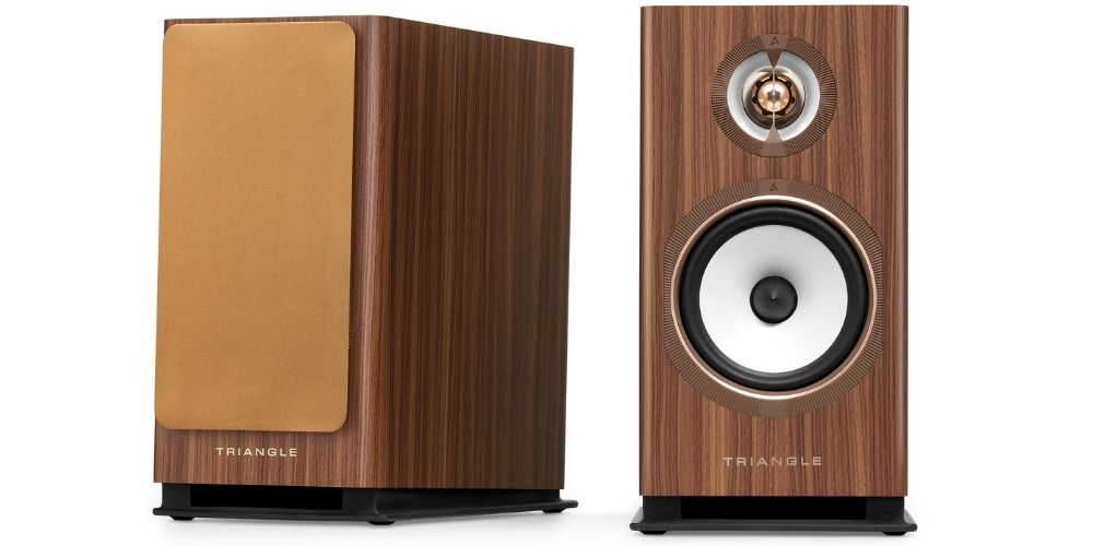 Paire d'enceintes Triangle Solstice 3 en finition Teck, l'une avec sa grille magnétique orange