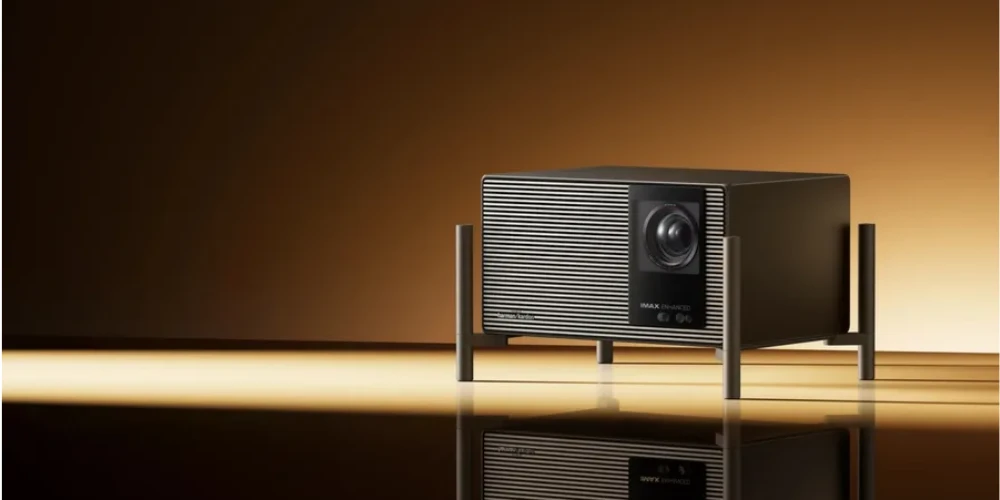 Vidéoprojecteur Xgimi TITAN Noir Pro posé au sol dans une ambiance lumineuse chaude avec reflet au sol