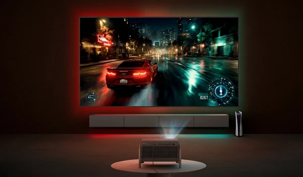 Xgimi TITAN Noir Pro projetant une scène de jeu vidéo automobile sur grand écran avec éclairage ambiant
