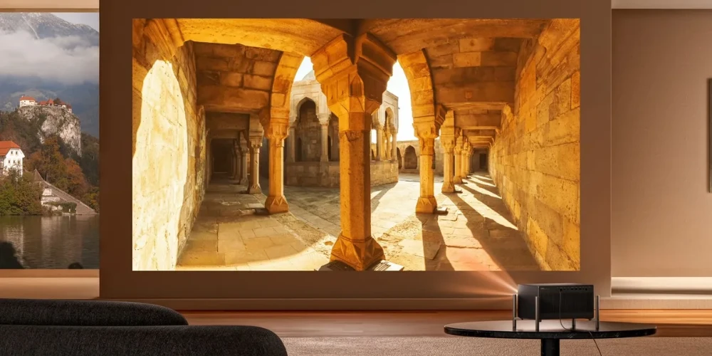 Xgimi TITAN Noir Pro projetant une image de colonnades architecturales sur un très grand écran de salon