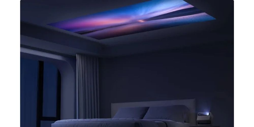 Xgimi Horizon 20 projetant une image panoramique au plafond d'une chambre obscure grâce au mode projection plafond arrière