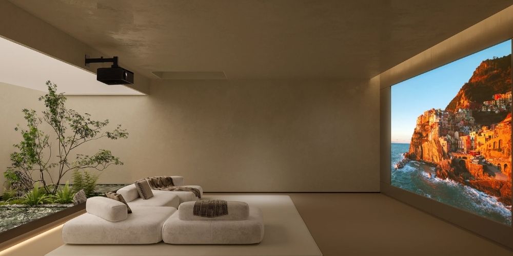 Xgimi Titan monté au plafond via la fixation dédiée dans une salle home cinéma épurée projetant une image grand format sur mur blanc