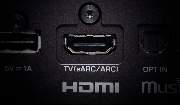 Entrée HDMI eARC/ARC du Yamaha WXA-70A en gros plan, avec le port USB 5V et la sortie optique numérique à proximité.