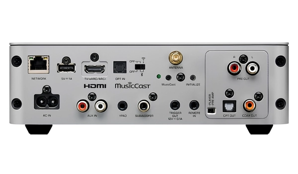 Face arrière du Yamaha WXC-70A en argent avec réseau, HDMI eARC, entrées analogiques, antenne Wi-Fi et sorties caisson.