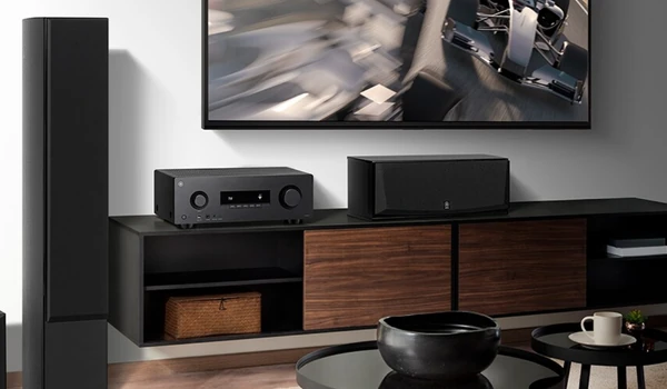 Yamaha RX500A posé entre une enceinte centrale et une enceinte colonne sous un téléviseur