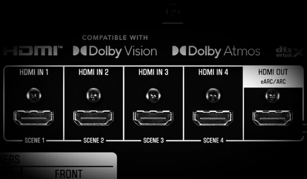 Vue détaillée des quatre entrées HDMI et de la sortie HDMI eARC du Yamaha RX500A